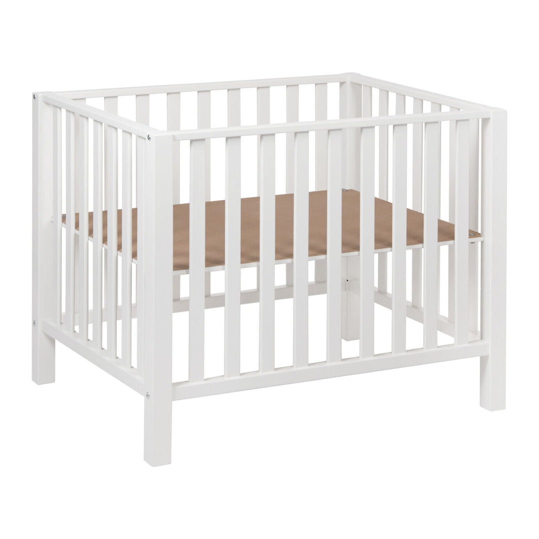 Quax Park Mila White, elegante en veilige babybox van MDF en beukenhout, verstelbaar in drie hoogtes.