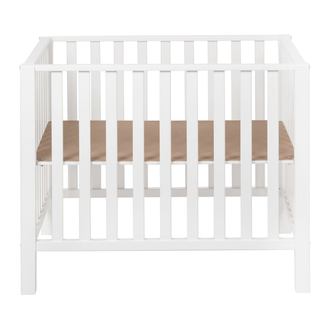 Quax Park Mila White, elegante en veilige babybox van MDF en beukenhout, verstelbaar in drie hoogtes.