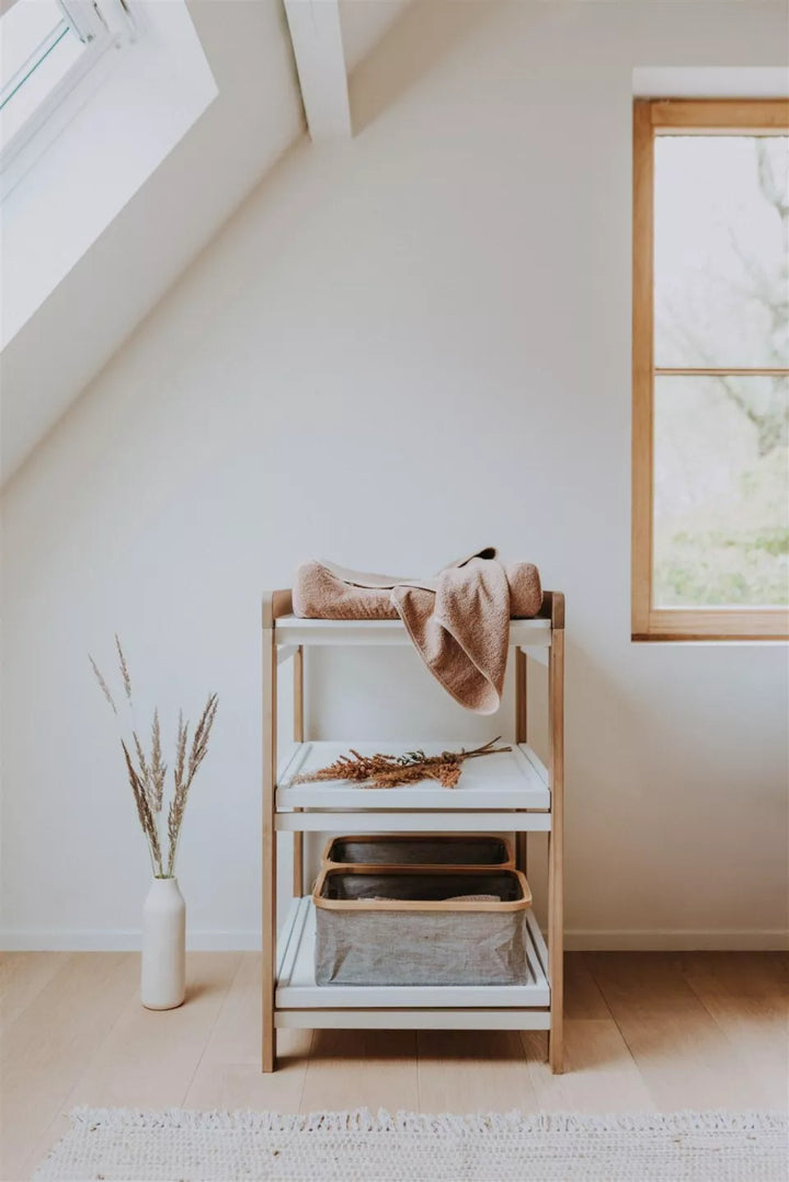 Quax Luiertafel Comfort in White / Naturel, met uitschuifbare planken en wieltjes, veilig en praktisch.