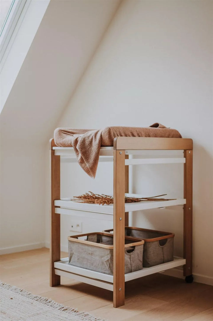 Quax Luiertafel Comfort in White / Naturel, met uitschuifbare planken en wieltjes, veilig en praktisch.
