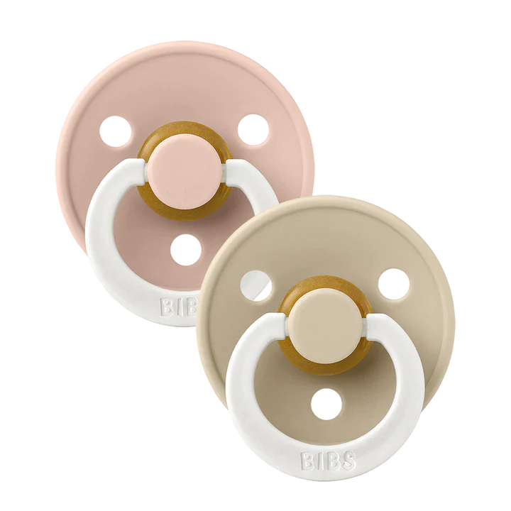 Set van twee Bibs fopspenen in Blush en Vanilla voor baby's met natuurlijk rubber, ventilatiegaatjes en glow-in-the-dark effect