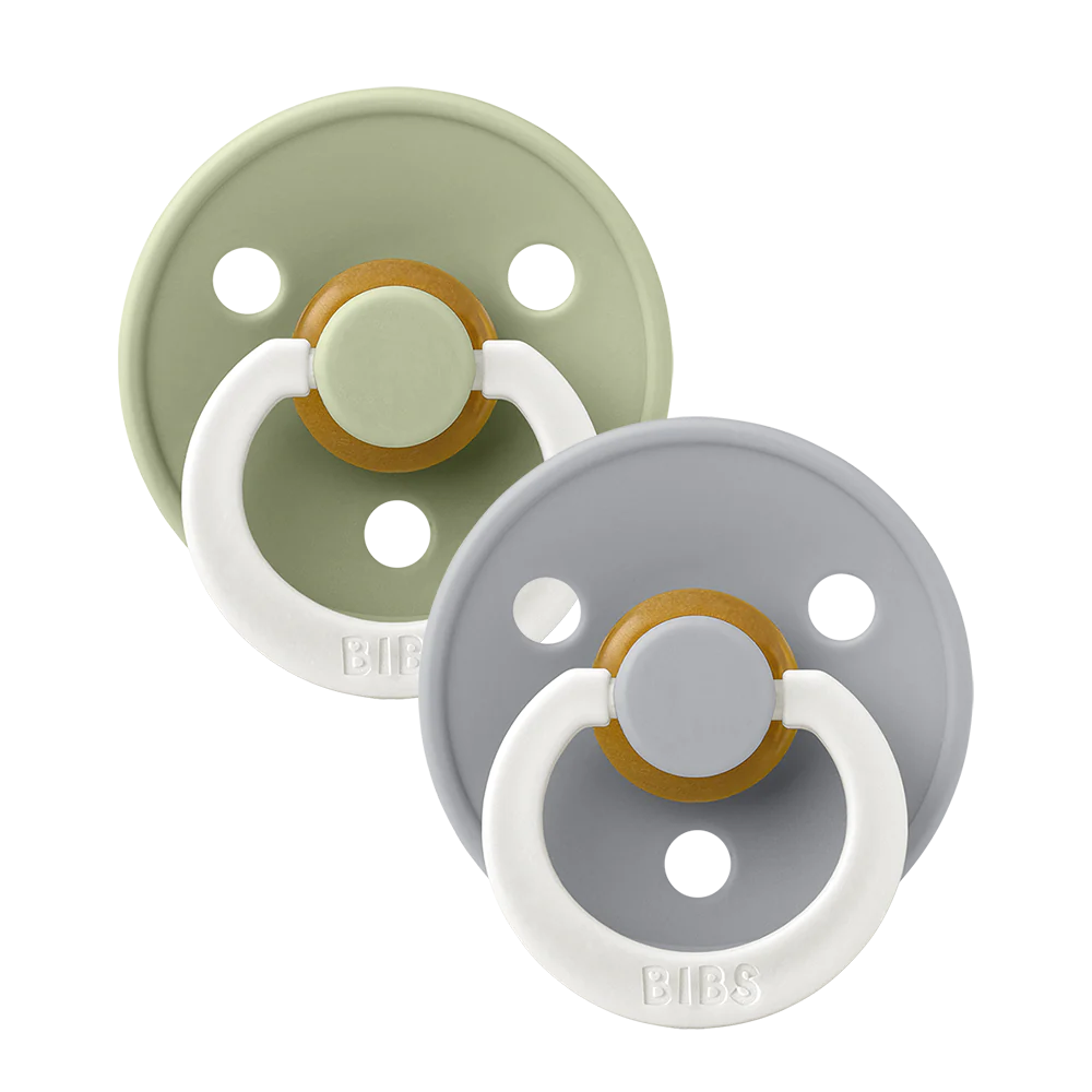 Set van twee Bibs fopspenen in Sage en Cloud voor baby's met natuurlijk rubber, ventilatiegaatjes en glow-in-the-dark effect