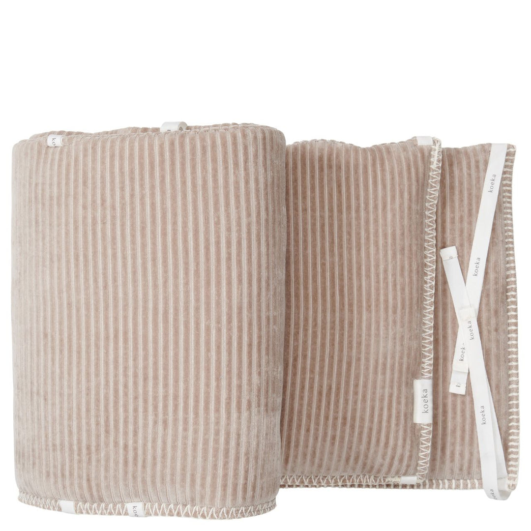 Omrander Bed / Park Vik Clay