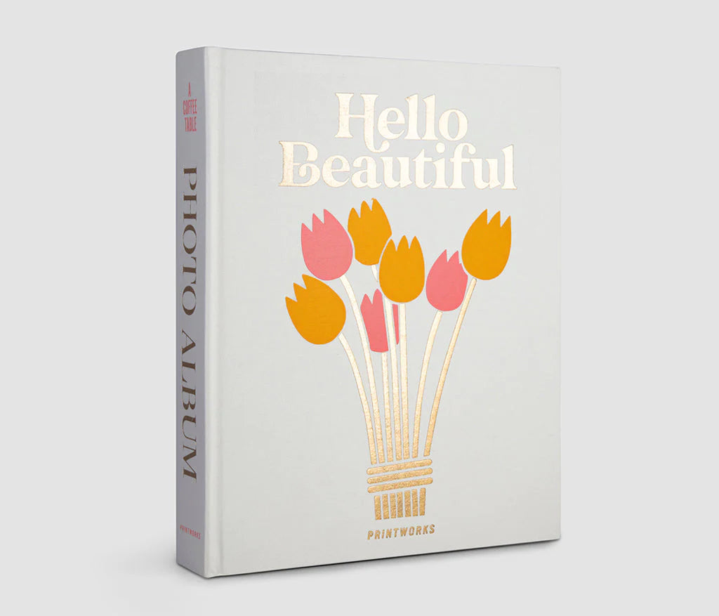 Elegant 'Hello Beautiful' fotoalbum van Printworks, in witte stof met goudfolie, ideaal voor het bewaren van kostbare babyherinneringen