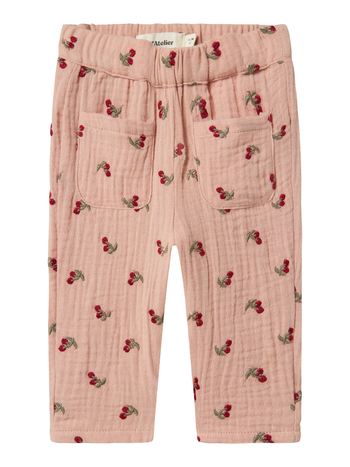 Lil Atelier Broek Koala Loose Misty Rose met kersenprint van biologisch katoen