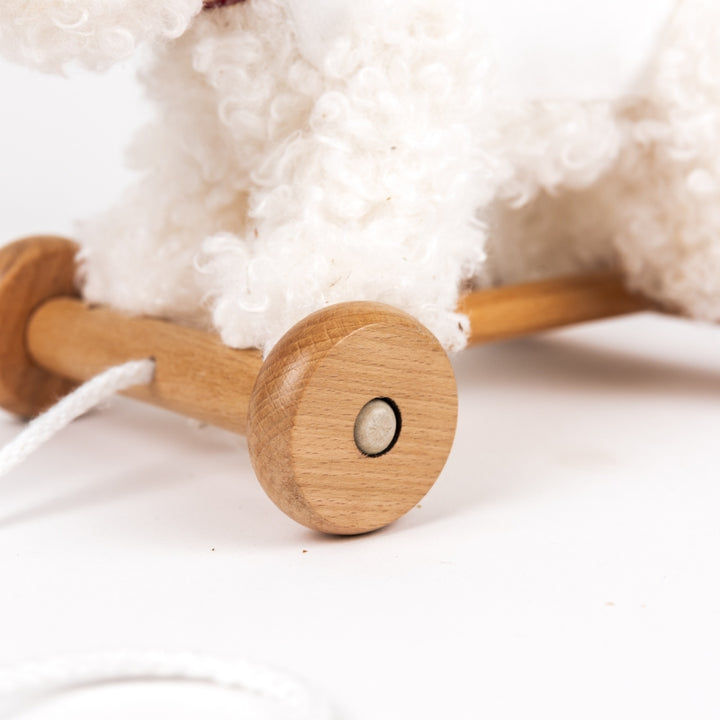 Egmont Toys trekfiguur Lola, pluche hondje op houten wieltjes