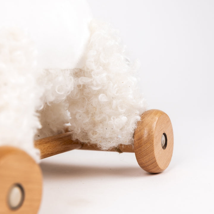 Egmont Toys trekfiguur Lola, pluche hondje op houten wieltjes