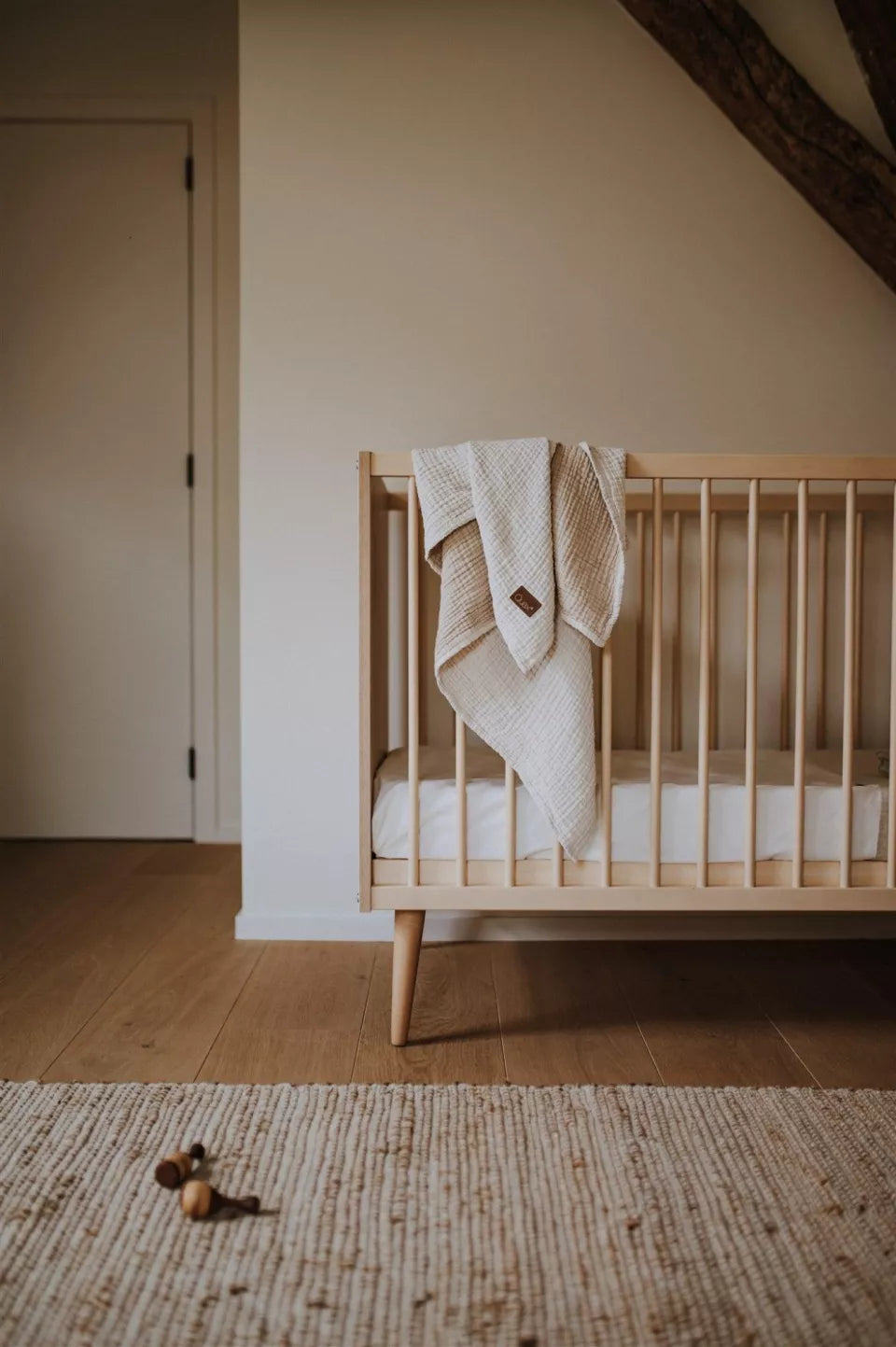 "Quax Cocoon Natural Oak babybed 60 x 120 cm met verstelbare bodem en elegante beukenhouten poten"