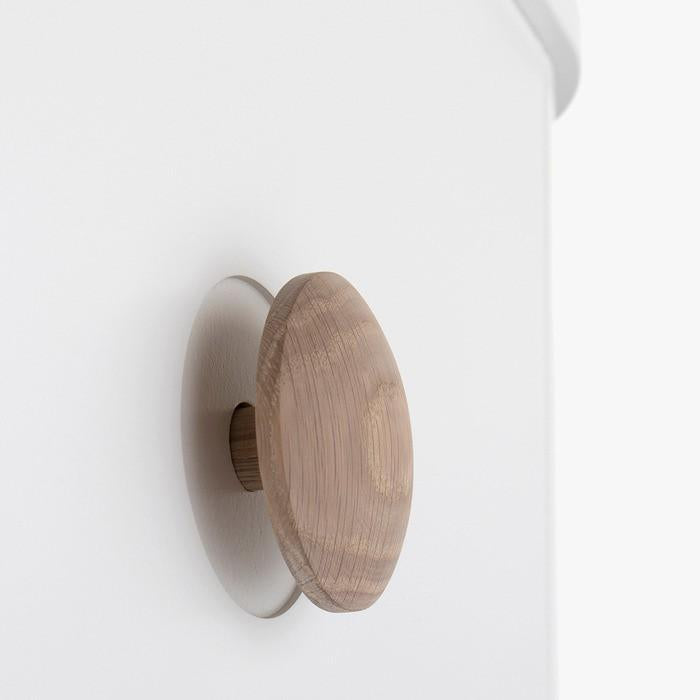 Oliver Furniture Wood Commode 6 Laden in wit eiken, ideaal voor de kinderkamer, met soft close lades en afgeronde haken.