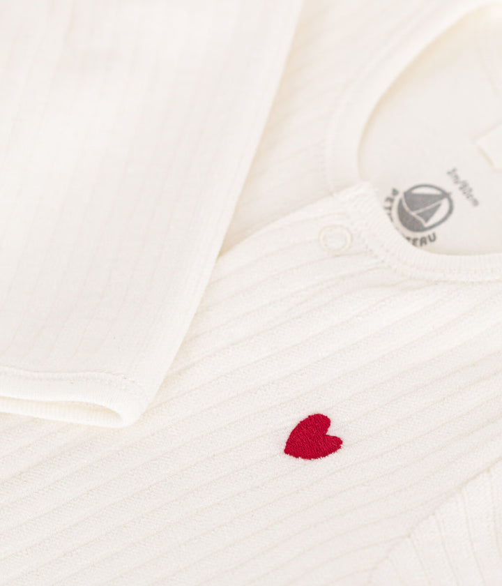 Zachte Petit Bateau babybody met hartje in marshmallowkleur