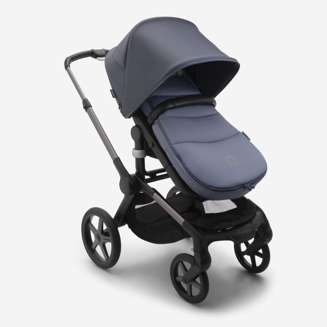 Bugaboo Voetenzak in Seaside Blue met waterafstotende buitenkant en zachte fleece binnenvoering, compatibel met alle Bugaboo kinderwagens.
