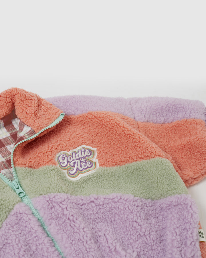 Goldie + Ace sherpa jas in lila, perzik en mint met retro badge