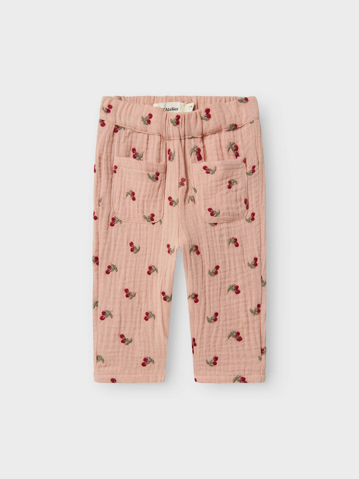 Lil Atelier Broek Koala Loose Misty Rose met kersenprint van biologisch katoen