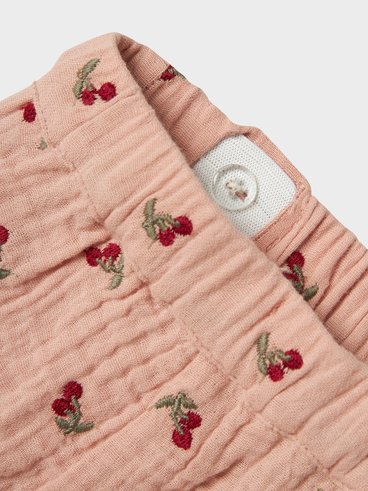 Lil Atelier Broek Koala Loose Misty Rose met kersenprint van biologisch katoen