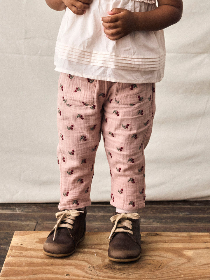 Lil Atelier Broek Koala Loose Misty Rose met kersenprint van biologisch katoen