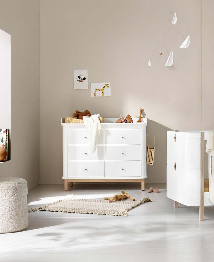 Oliver Furniture Wood Commode 6 Laden in wit eiken, ideaal voor de kinderkamer, met soft close lades en afgeronde haken.