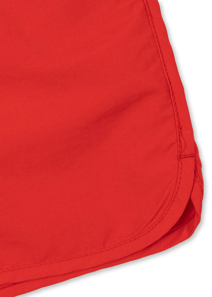 Rode zwemshort voor kinderen van Konges Slojd, model Mitch, ideaal voor strand en zwembad