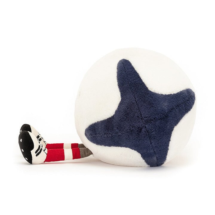 Jellycat Amuseable Sports Rugby Ball knuffel, 18 cm, met marineblauwe details en suede schoenen