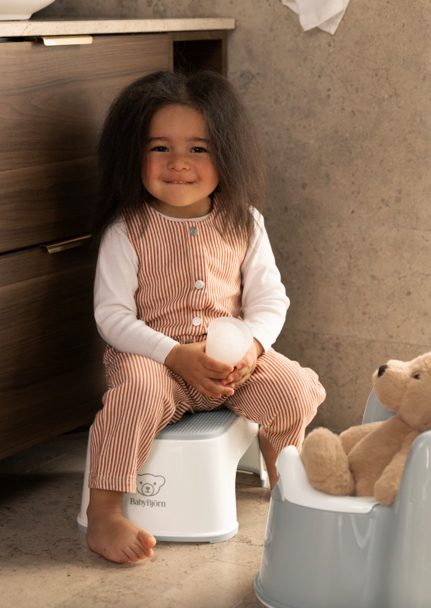 BabyBjörn wit opstapje met antislip en kindvriendelijk design