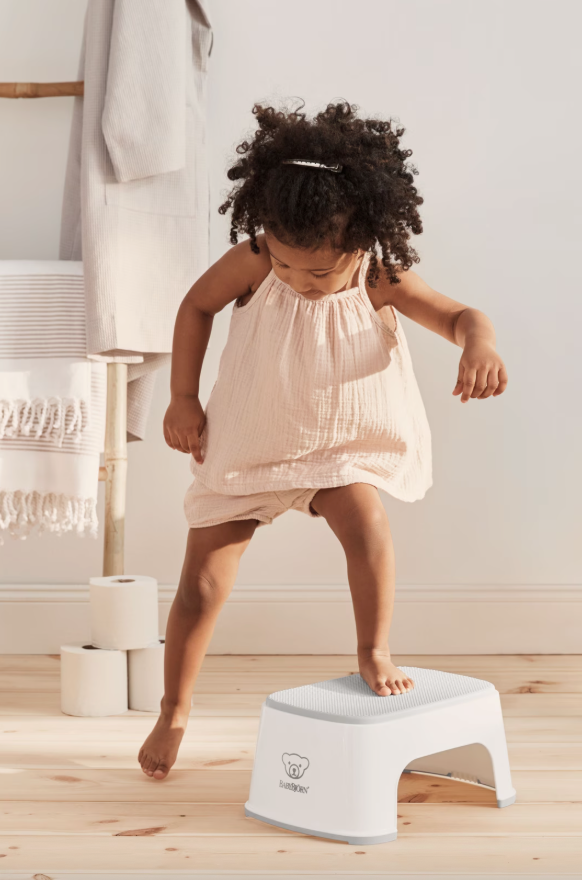BabyBjörn wit opstapje met antislip en kindvriendelijk design