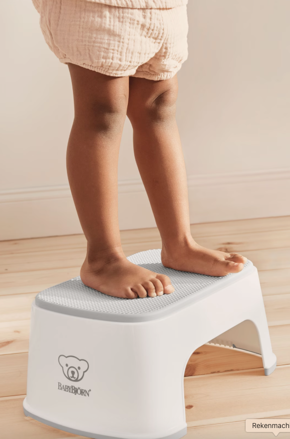 BabyBjörn wit opstapje met antislip en kindvriendelijk design