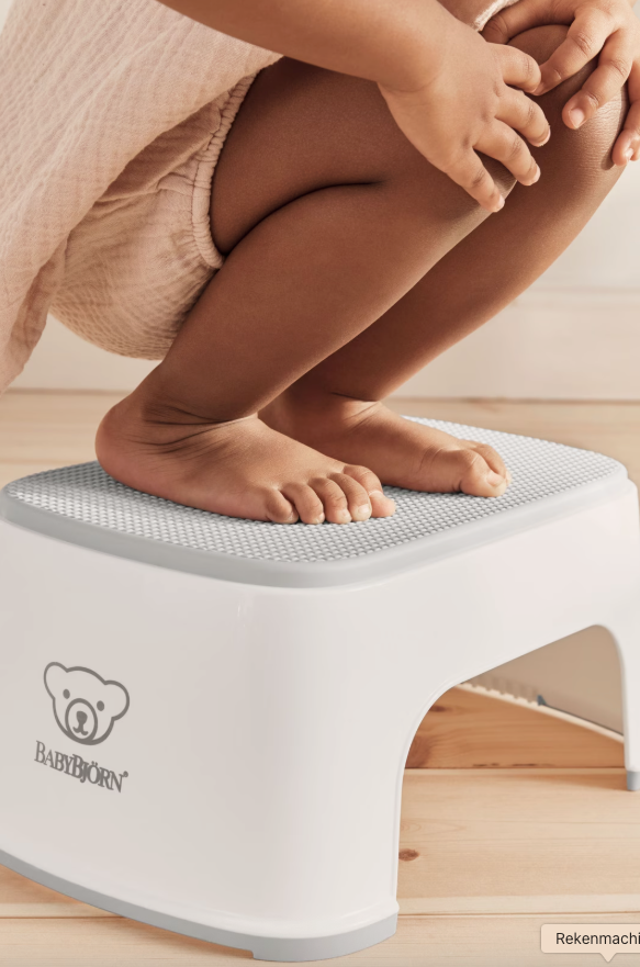 BabyBjörn wit opstapje met antislip en kindvriendelijk design