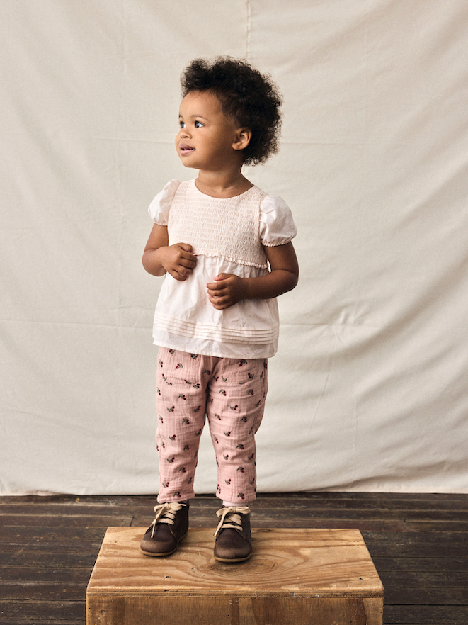 Lil Atelier Broek Koala Loose Misty Rose met kersenprint van biologisch katoen