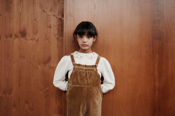 Crèmekleurige baby sweater van Emile et Ida met gehaakte kraag en bloemenborduursel