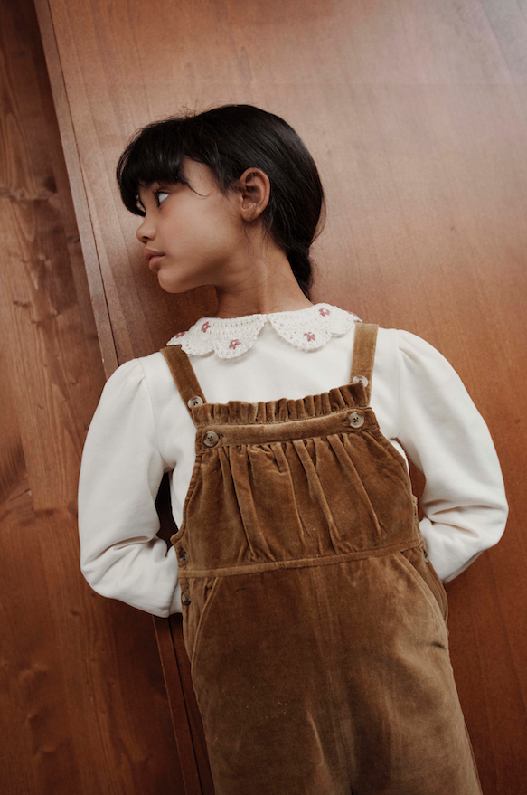 Crèmekleurige baby sweater van Emile et Ida met gehaakte kraag en bloemenborduursel