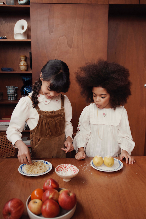 Crèmekleurige baby sweater van Emile et Ida met gehaakte kraag en bloemenborduursel