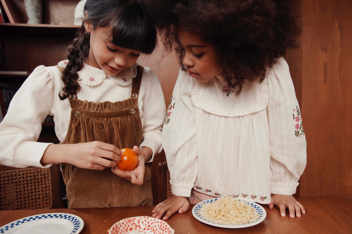 Crèmekleurige baby sweater van Emile et Ida met gehaakte kraag en bloemenborduursel