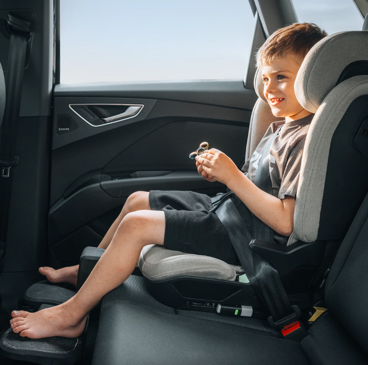 Thule Palm Booster autostoel met hoge rugleuning in zwarte uitvoering