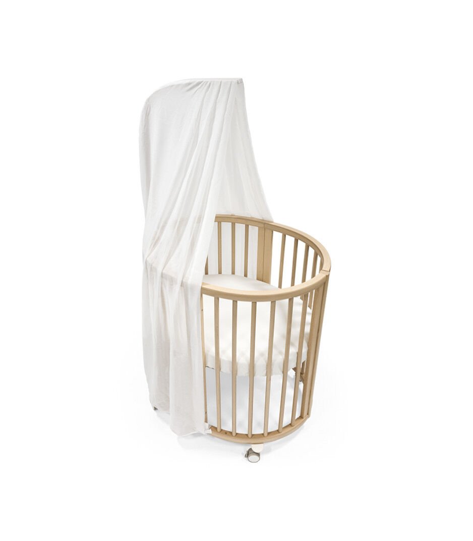 Stokke Sleepi V3 bedhemeltje in wit, bevestigd aan de piekstok, creëert een rustgevende en veilige slaapomgeving voor baby's