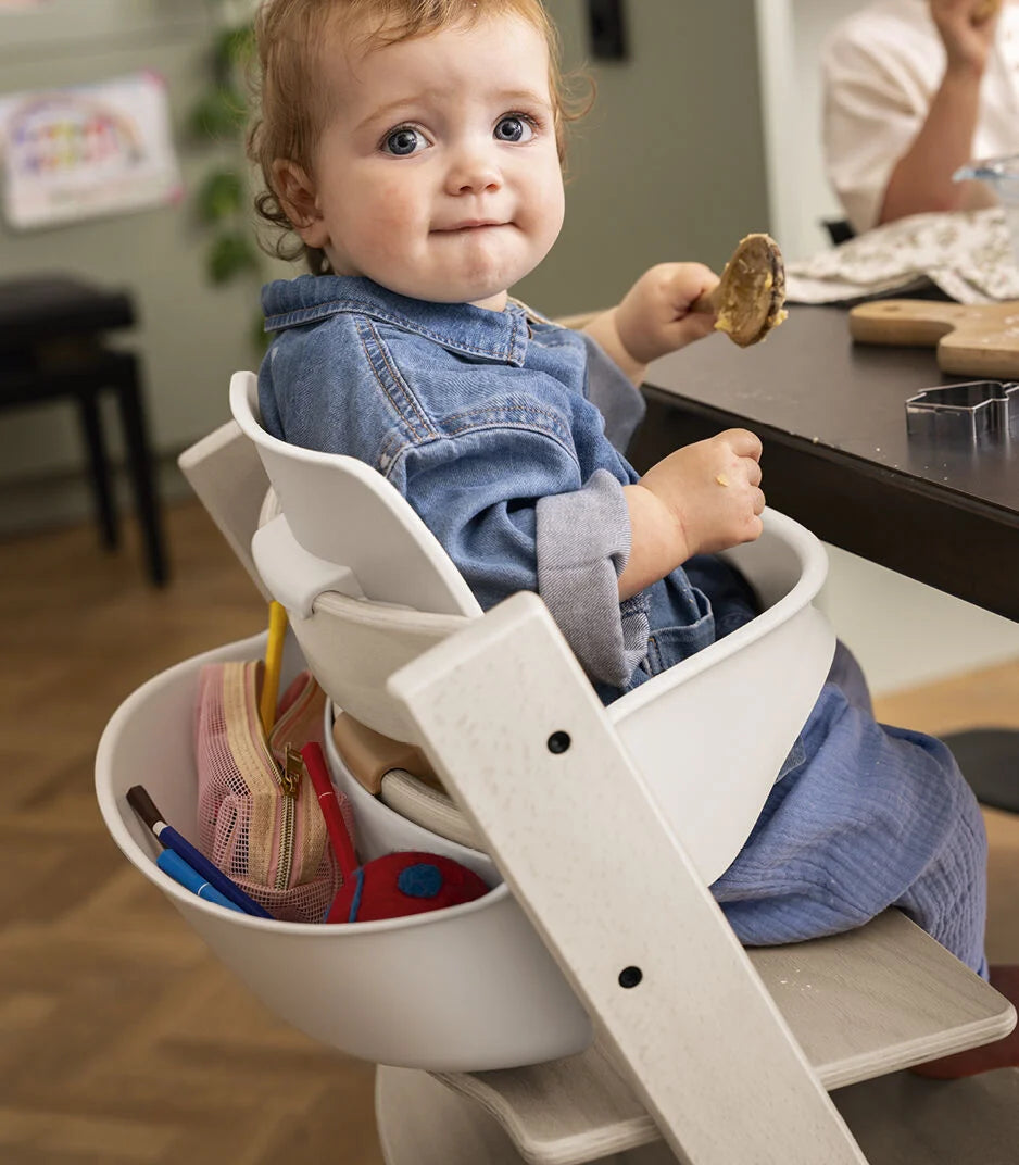 Stokke Tripp Trapp Whitewash kinderstoel in Scandinavisch design, verstelbaar en duurzaam.