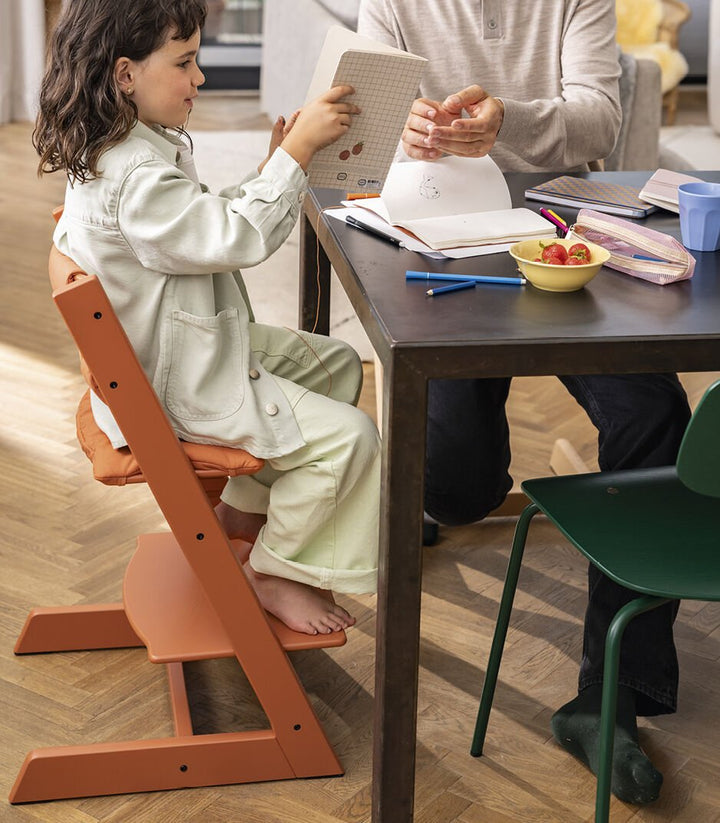 Stokke Tripp Trapp Terracotta kinderstoel in Scandinavisch design, verstelbaar en duurzaam.