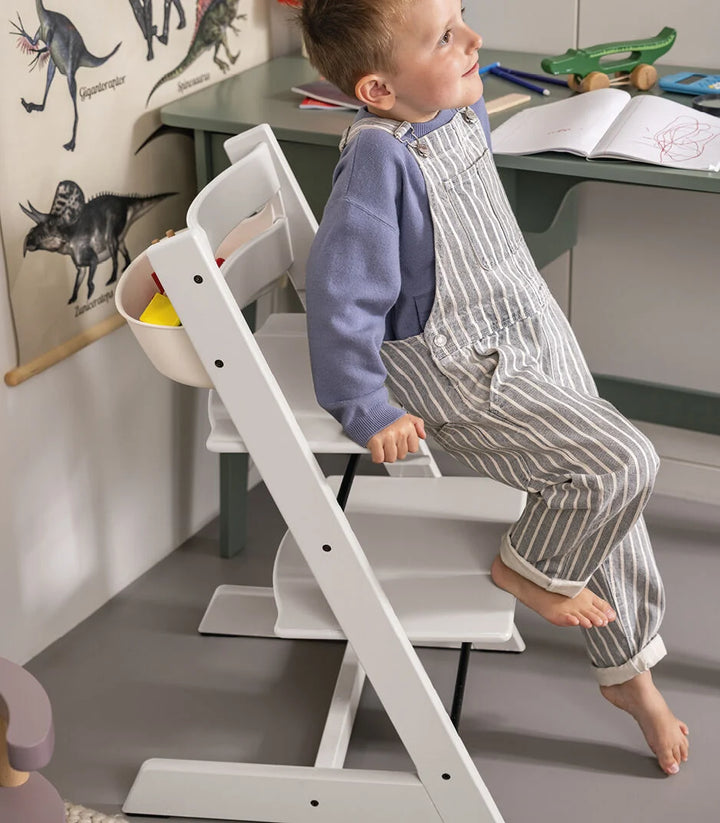Stokke Tripp Trapp White kinderstoel in Scandinavisch design, verstelbaar en duurzaam.