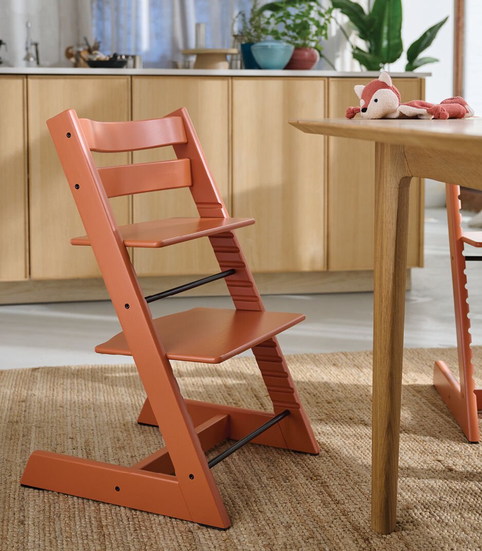Stokke Tripp Trapp Terracotta kinderstoel in Scandinavisch design, verstelbaar en duurzaam.