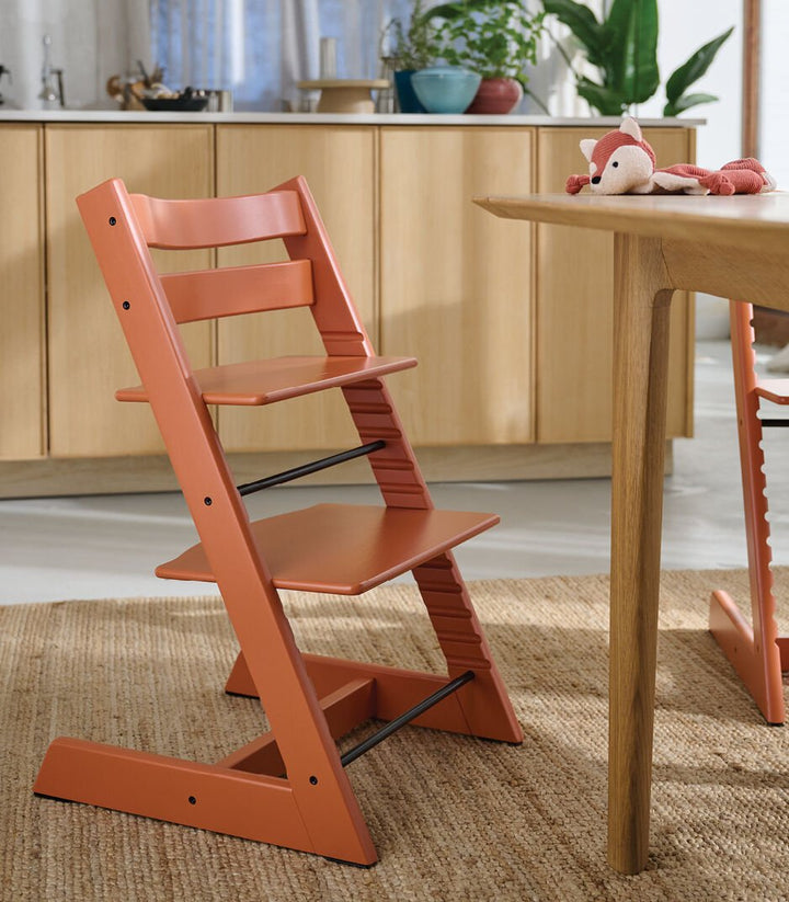 Stokke Tripp Trapp Terracotta kinderstoel in Scandinavisch design, verstelbaar en duurzaam.