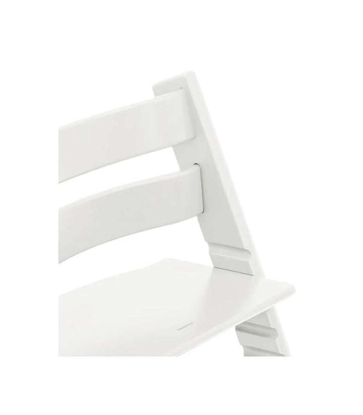 Stokke Tripp Trapp White kinderstoel in Scandinavisch design, verstelbaar en duurzaam.