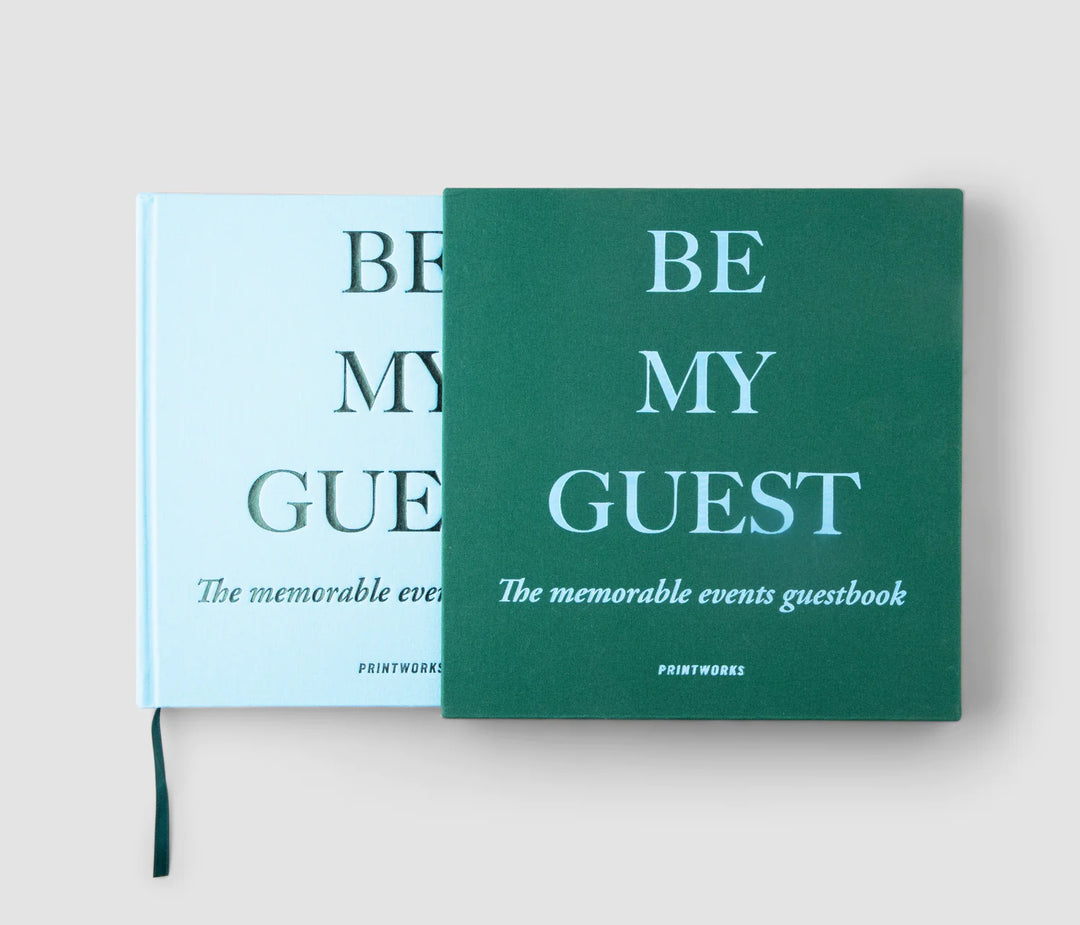 Elegant 'Gastenboek Green' van Printworks met roze hoes, ideaal voor het verzamelen van berichten van dierbaren.
