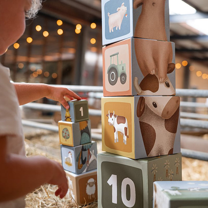 Little Dutch kartonnen stapeltoren in boerderijthema, kleurrijk en stevig, geschikt voor kinderen vanaf 18 maanden.