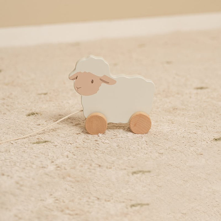 Little Dutch houten trekspeeltje schaap uit de Little Farm collectie, geschikt voor kinderen vanaf 18 maanden.