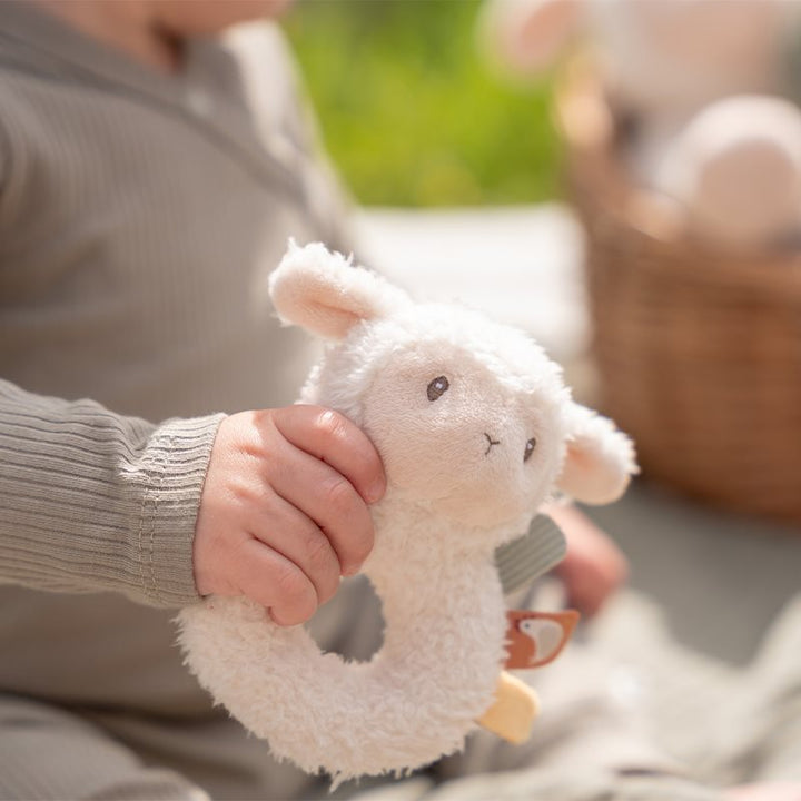 Little Dutch rammelaar in schaapvorm, zacht en kleurrijk, geschikt voor baby's vanaf geboorte.