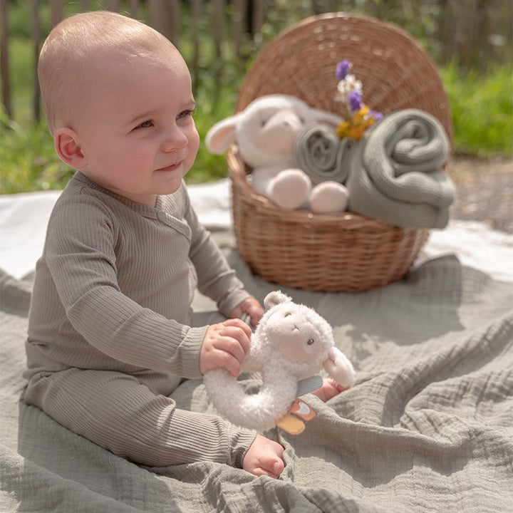 Little Dutch rammelaar in schaapvorm, zacht en kleurrijk, geschikt voor baby's vanaf geboorte.