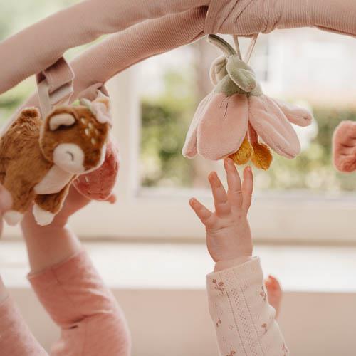 Roze bloemvormig speeltapijt van Little Dutch met corduroy bogen en knuffeltjes uit de Fairy Garden collectie.