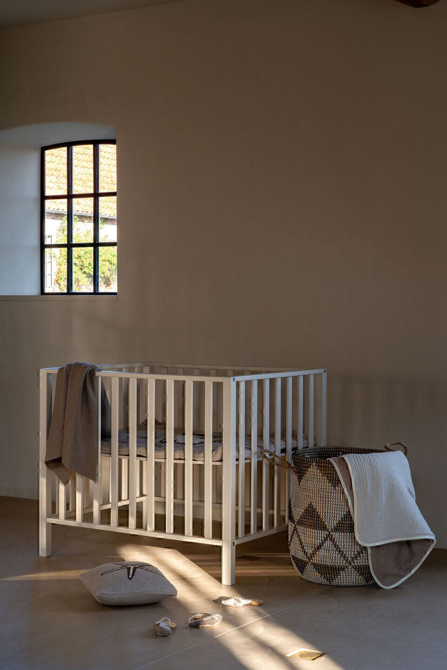 Quax Park Cubic Clay babybox in minimalistisch design, verstelbare hoogte, veilig en stijlvol.