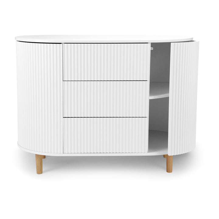 Kas Kopenhagen commode Kai in White Oak met conische poten en onzichtbare schroeven.