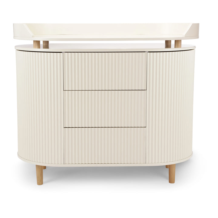 Kas Kopenhagen commode Kai in Cream Oak met conische poten en onzichtbare schroeven.