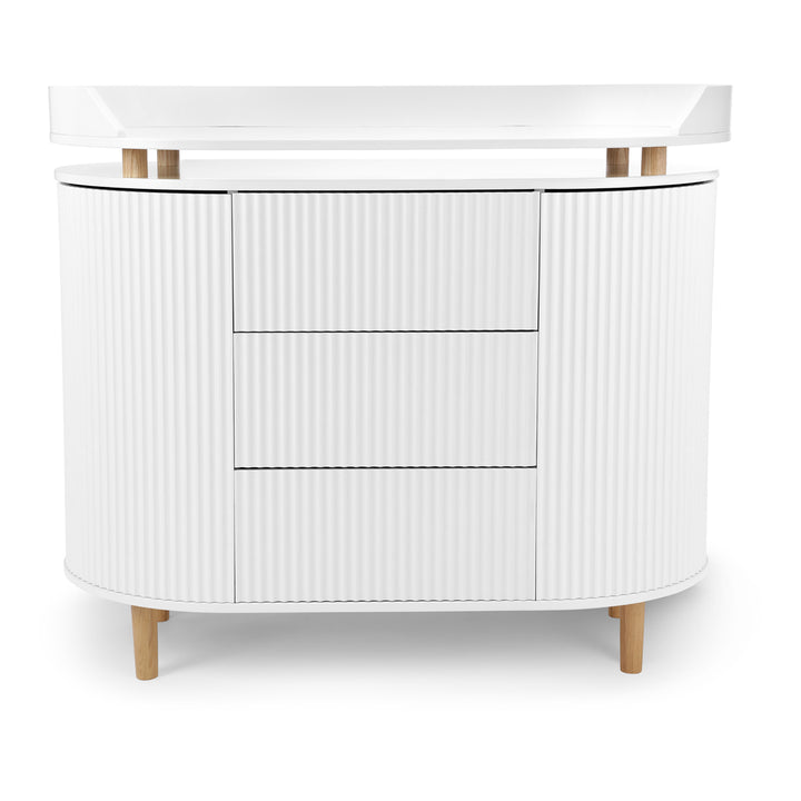 Kas Kopenhagen opzetstuk voor commode Kai in White Oak met eikenhouten poten, geschikt voor kinderen tot 12 maanden/11 kg.