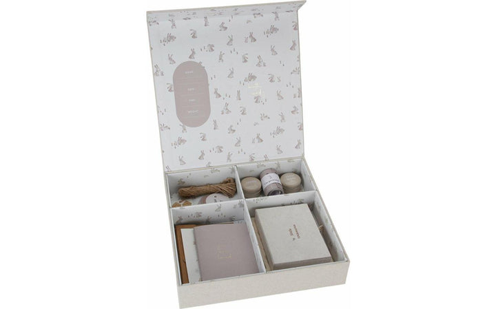 Little Dutch linnen memorybox Newborn Naturals met accessoires voor het bewaren van babyherinneringen.